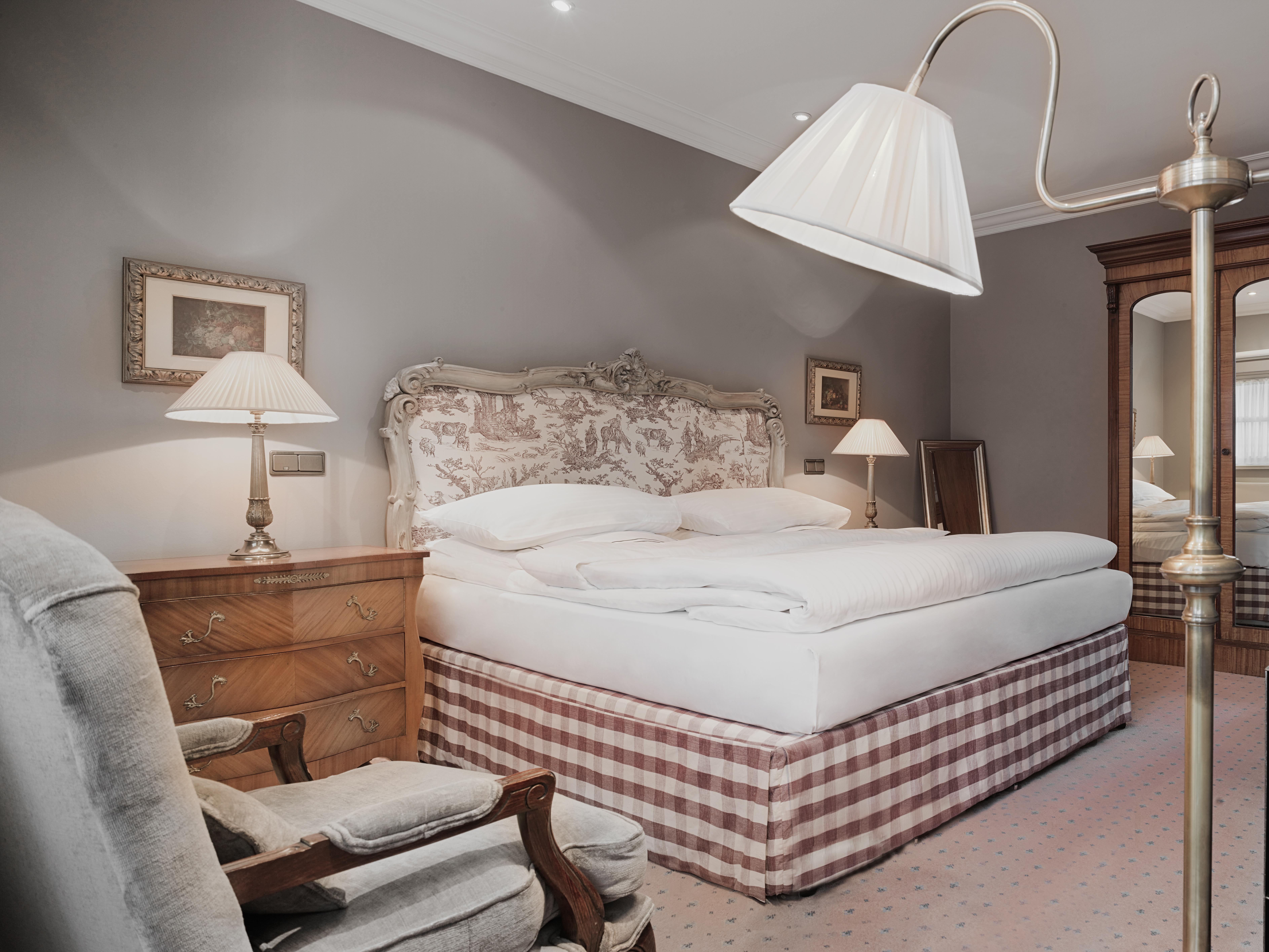 Schlosshotel Berlin Exterior foto A bed with a bed skirt