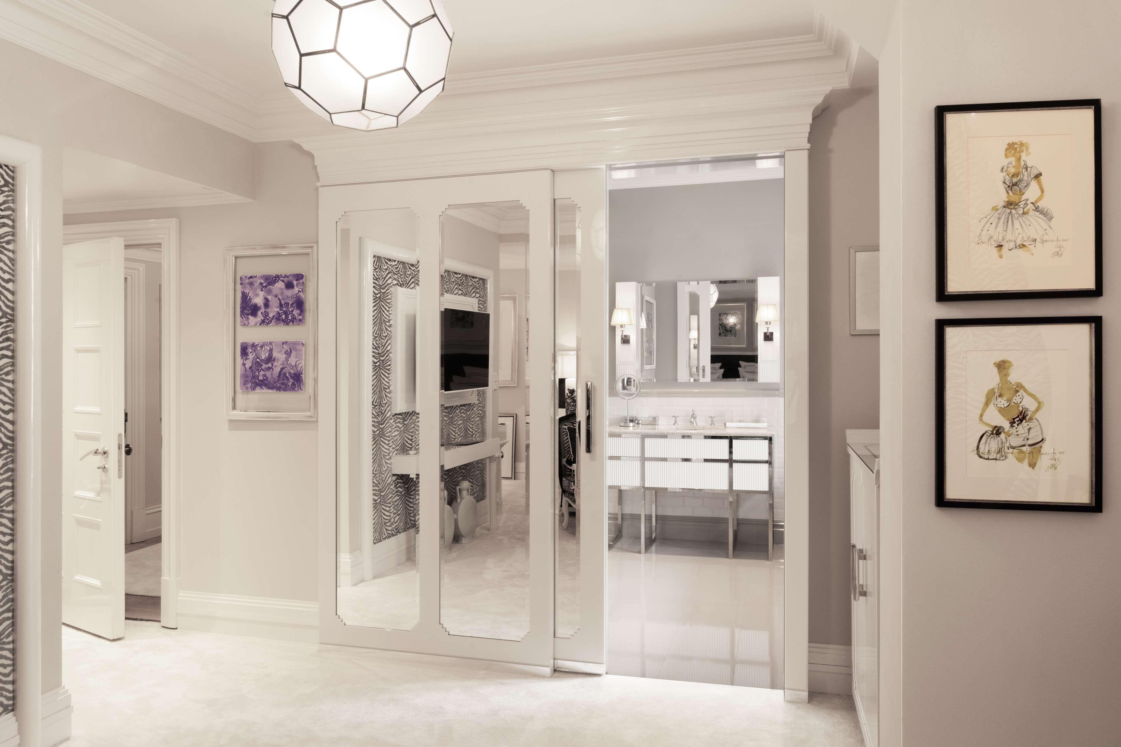 Schlosshotel Berlin Exterior foto A mirrored interior door