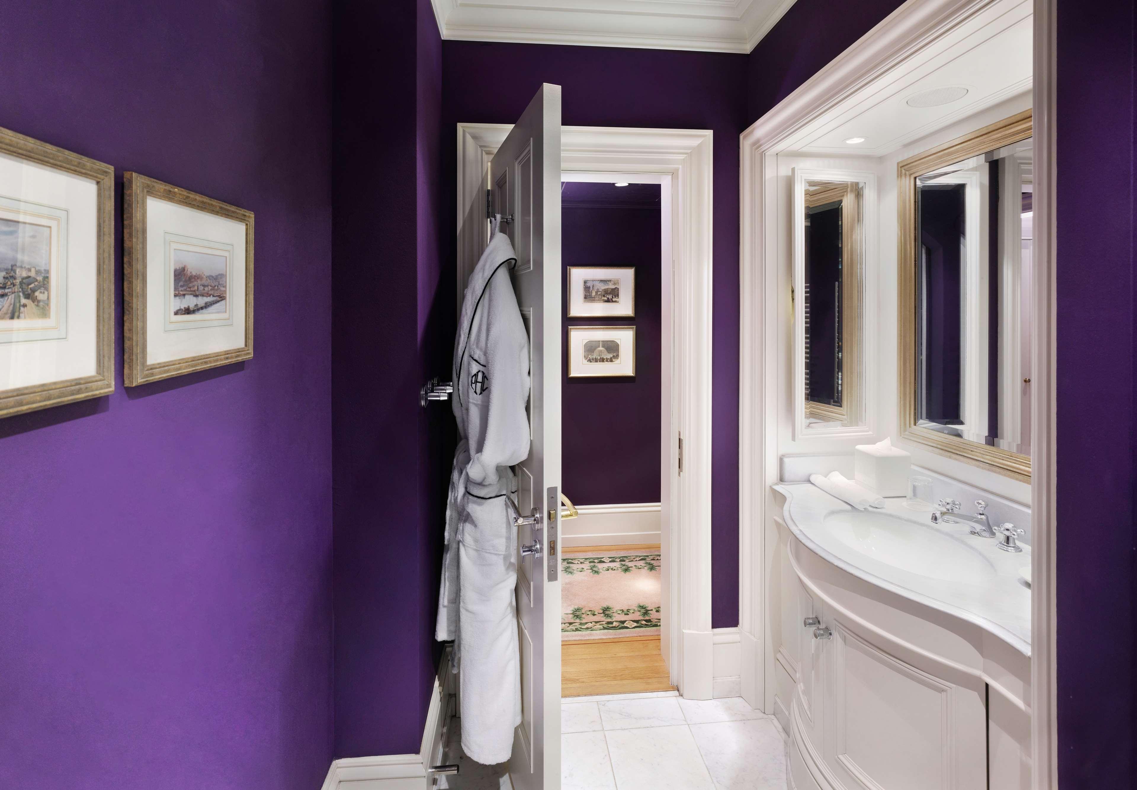 Schlosshotel Berlin Exterior foto A purple bathroom