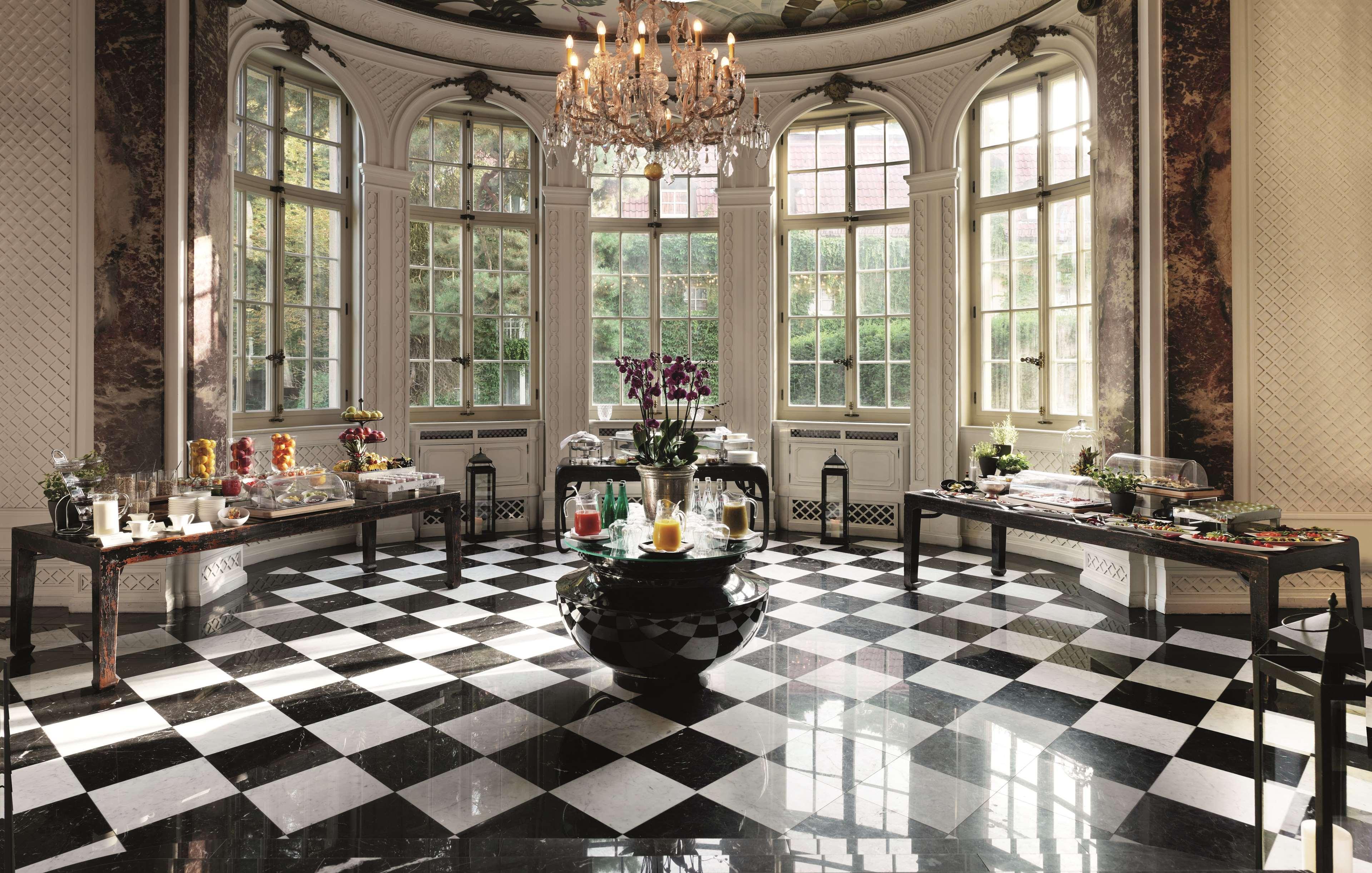 Schlosshotel Berlin Exterior foto The lobby of the Mandarin Oriental, Munich