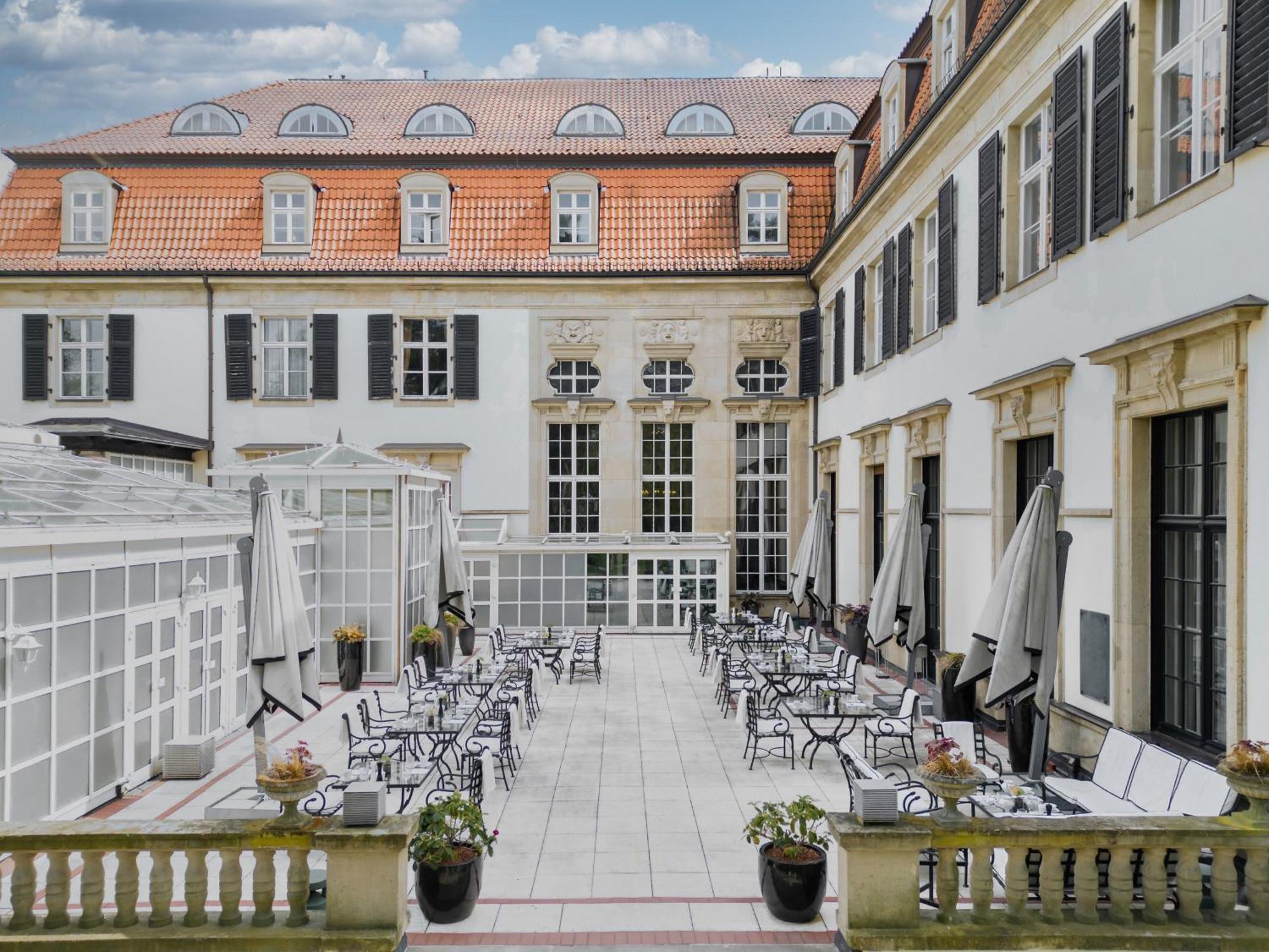 Schlosshotel Berlin Exterior foto The courtyard of the hotel